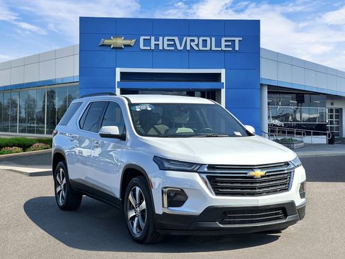 Certified 2023 Chevrolet Traverse LT w/ LT Premium Package AWD/4WD image 6