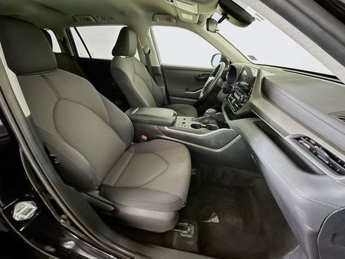Certified 2025 Toyota Highlander LE FWD image 26