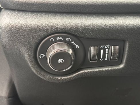 Used 2025 Chrysler Pacifica Limited FWD image 16