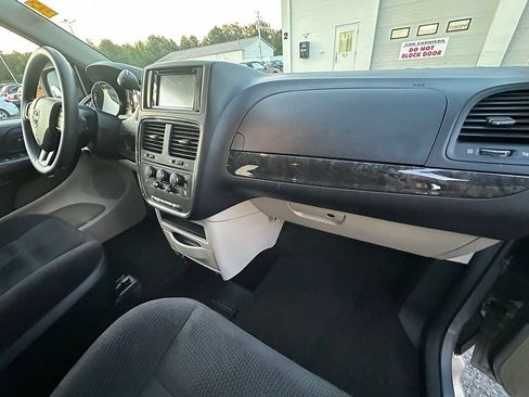 Used 2014 Dodge Grand Caravan SXT FWD image 31