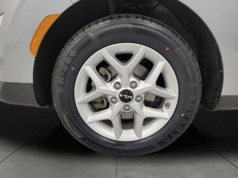 Used 2025 Kia Soul LX w/ LX Technology Package FWD image 3