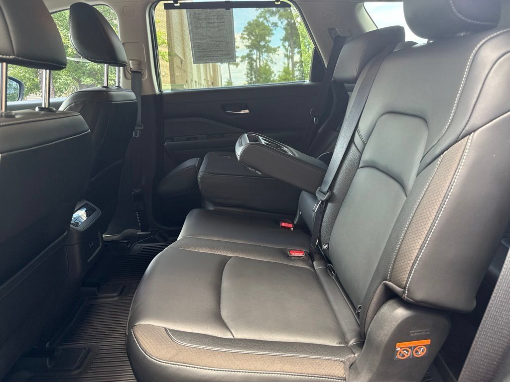 Used 2023 Nissan Pathfinder SL AWD/4WD image 34