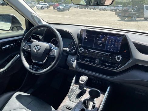 Used 2020 Toyota Highlander Limited FWD image 33