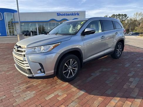 Used 2019 Toyota Highlander XLE image 4