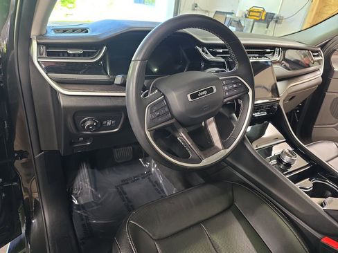 Used 2023 Jeep Grand Cherokee L Limited w/ Luxury Tech Group II AWD/4WD image 16
