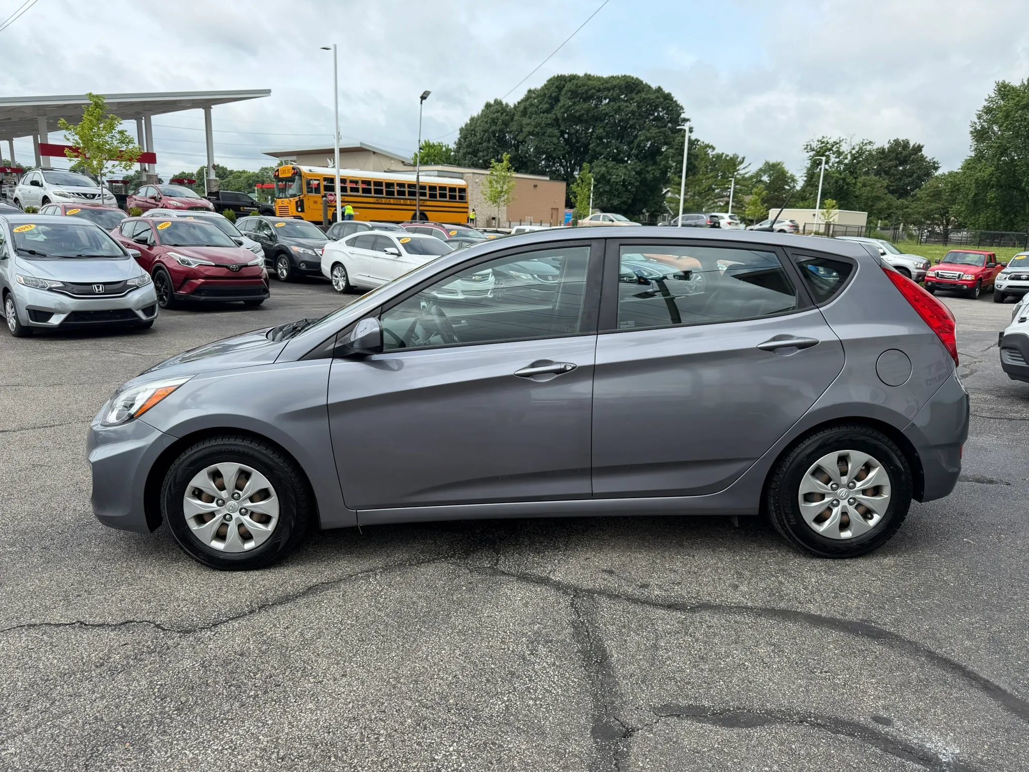Used 2017 Hyundai Accent SE FWD image 2