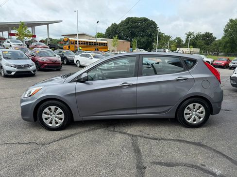 Used 2017 Hyundai Accent SE FWD image 2