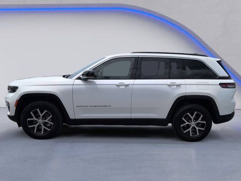 Used 2024 Jeep Grand Cherokee Limited AWD/4WD image 11
