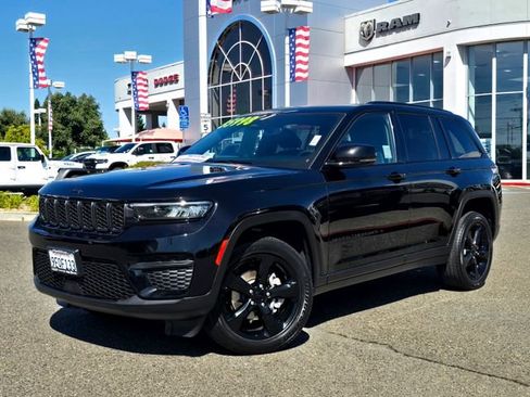 Used 2023 Jeep Grand Cherokee Altitude RWD image 3