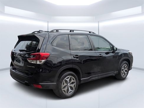 Used 2023 Subaru Forester Premium image 3