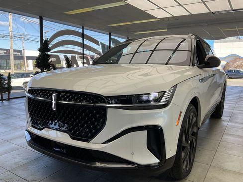 New 2024 Lincoln Nautilus Reserve w/ Jet Appearance Package (87T) image 3