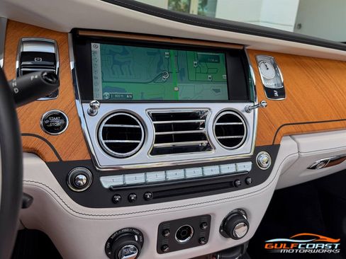 Used 2017 Rolls-Royce Dawn RWD image 18