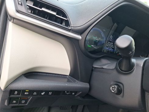 Used 2025 Toyota Sienna Platinum AWD/4WD image 17