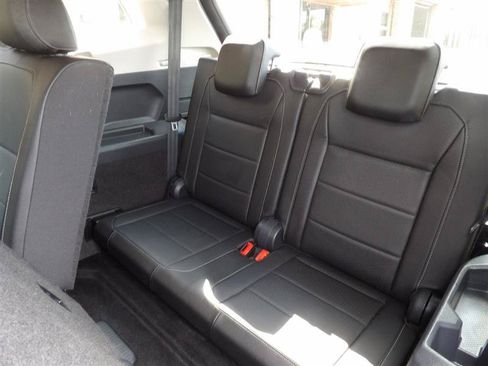 Used 2018 Volkswagen Tiguan SE FWD image 17