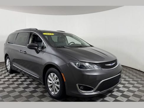 Used 2018 Chrysler Pacifica Touring-L w/ Premium Audio Group FWD image 1