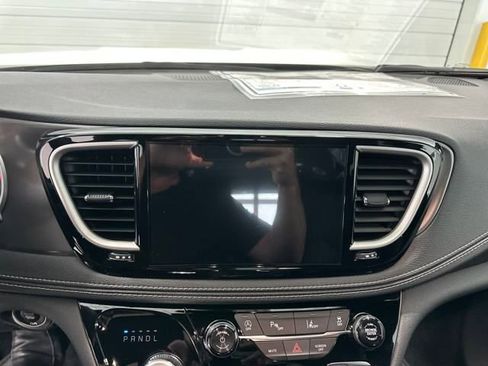 New 2026 Chrysler Pacifica Select image 18