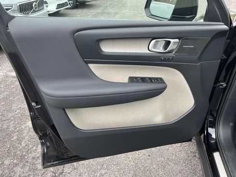 Used 2023 Volvo XC40 B5 Plus image 24
