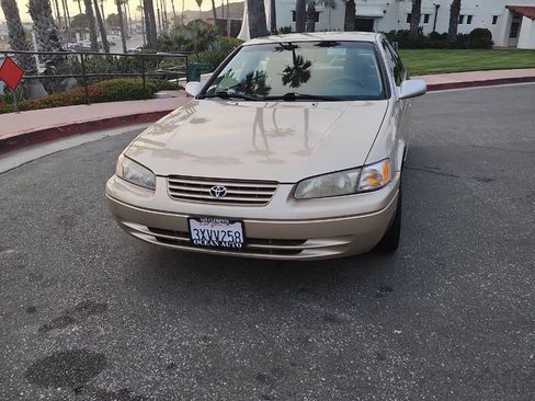Used 1998 Toyota Camry XLE FWD image 3