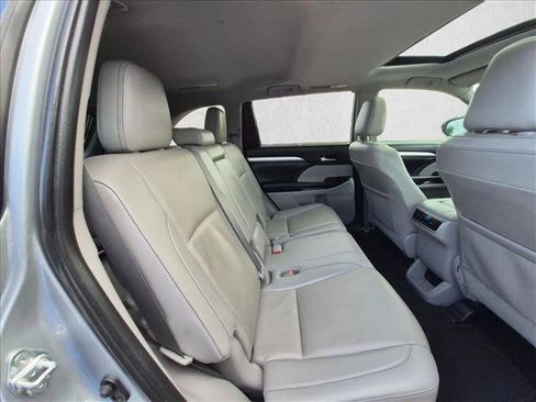 Used 2019 Toyota Highlander XLE FWD image 16