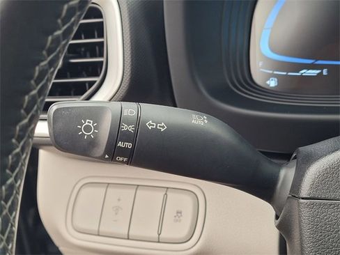 Used 2025 Hyundai Venue SEL image 17