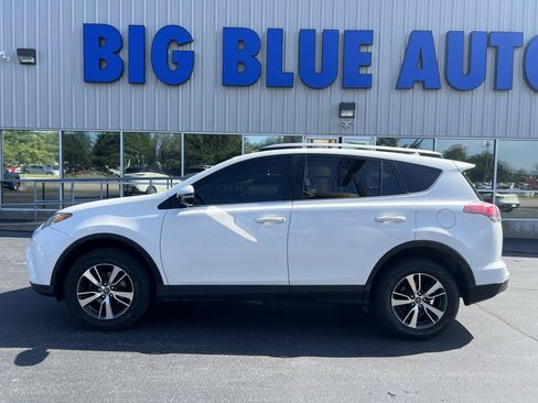Used 2017 Toyota RAV4 XLE FWD image 2
