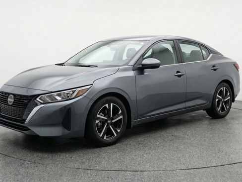 Used 2025 Nissan Sentra SV image 3