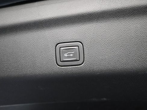 Used 2024 GMC Yukon XL Denali image 37