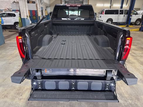 Used 2024 GMC Sierra 3500 SLT w/ SLT Convenience Package image 16