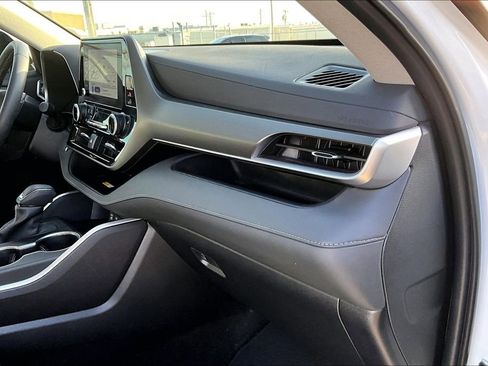 Used 2024 Toyota Highlander LE image 21
