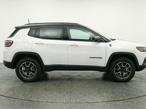 Used 2025 Jeep Compass Trailhawk AWD/4WD image 11