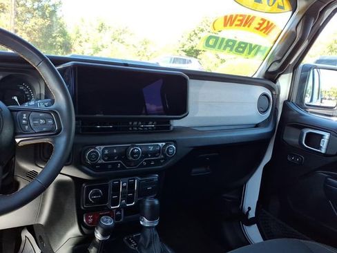 Used 2024 Jeep Wrangler Unlimited AWD/4WD image 21