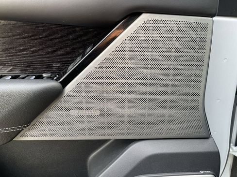 Used 2018 Land Rover Range Rover Velar R-Dynamic SE image 25