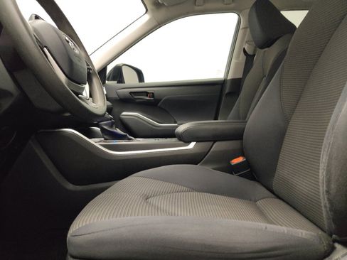 Used 2022 Toyota Highlander L FWD image 17
