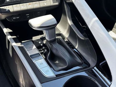 Certified 2025 Hyundai Elantra Limited FWD image 30