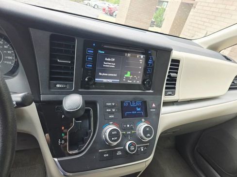 Used 2016 Toyota Sienna LE FWD image 25