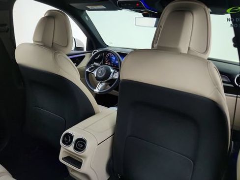 Used 2025 Mercedes-Benz GLC 300 4MATIC image 29