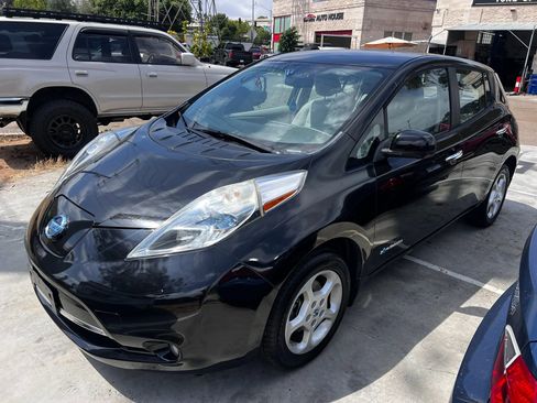 Used 2013 Nissan Leaf SV w/ LED & Quick Charge Pkg FWD image 2