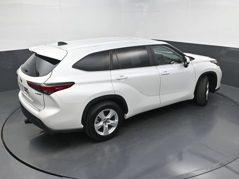 Used 2023 Toyota Highlander LE FWD image 35