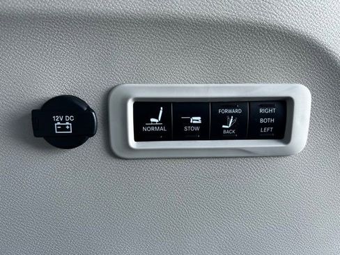 Used 2020 Chrysler Pacifica Limited w/ Tire & Wheel Group image 39