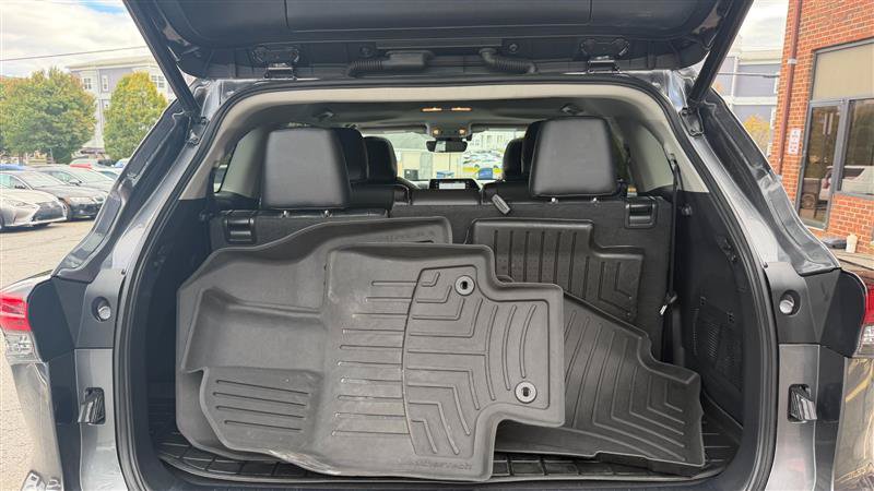Used 2021 Toyota Highlander XLE FWD image 17