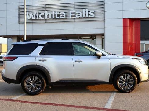 Certified 2025 Nissan Pathfinder SV FWD image 4