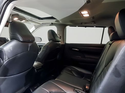 Used 2023 Toyota Highlander XLE AWD/4WD image 12
