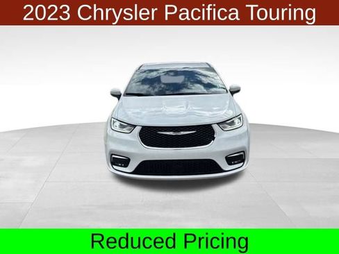 Used 2023 Chrysler Pacifica Touring FWD image 2