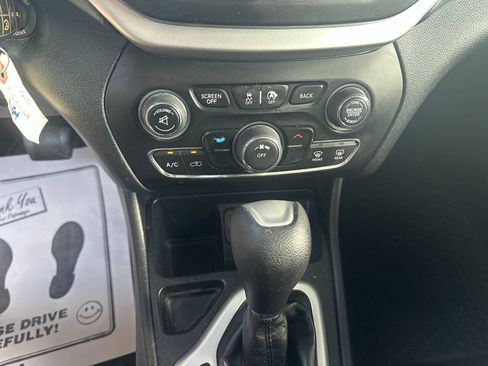 Used 2015 Jeep Cherokee Latitude w/ Cold Weather Group FWD image 15