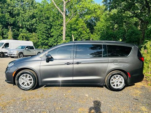 Used 2022 Chrysler Pacifica Touring-L FWD image 3