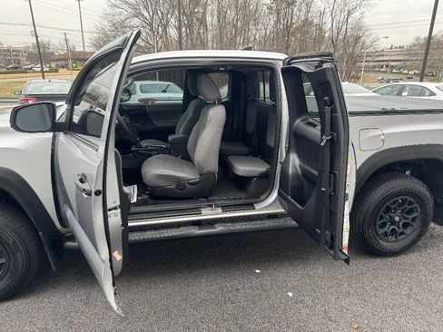 Used 2019 Toyota Tacoma SR w/ SX Package image 10
