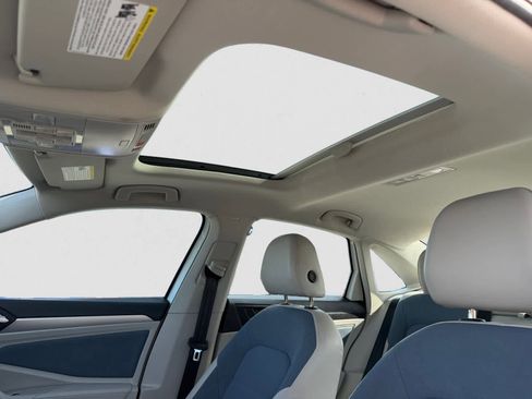 Used 2025 Volkswagen Jetta SE w/ Sunroof Package image 17