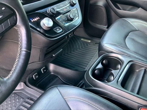 Used 2019 Chrysler Pacifica Touring-L w/ S Appearance Package FWD image 17