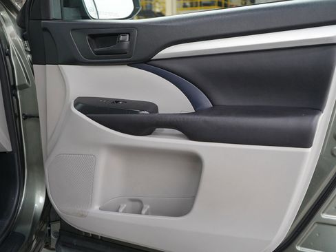 Used 2017 Toyota Highlander Plus image 9