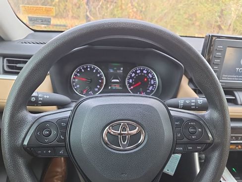 Used 2021 Toyota RAV4 LE image 15